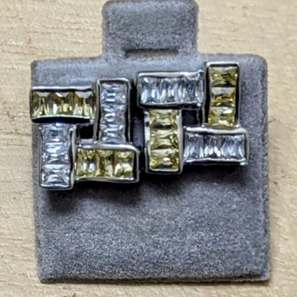 🆕 STERLING SILVER WHITE & YELLOW GEOMETRIC CUBIC ZIRCONIA SQUARE STUD EARRINGS - Picture 1 of 1
